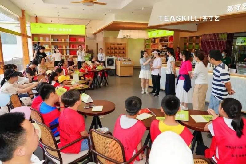 集團(tuán)茶守藝聯(lián)動(dòng)湖南烈士公園與湖南博物院帶領(lǐng)小小茶博士們探秘一片葉子的故事