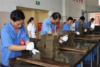 熱烈祝賀集團(tuán)白沙溪茶廠總經(jīng)理劉新安、常務(wù)副總經(jīng)理肖益平、益陽茶廠質(zhì)管部經(jīng)理黃燕入選第四批省級(jí)非物質(zhì)文化遺產(chǎn)代表性傳承人